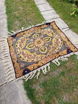 Obrus vyšívaný ako gobelín