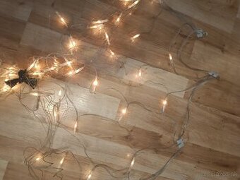 Vianočné svetielka na celé veľké okno