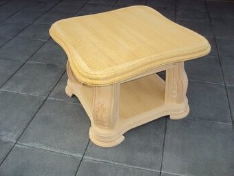 drevený konferenčný stolík