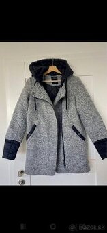 sivy vlnený kabátik s kapucňou