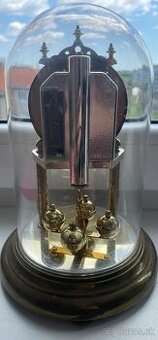 Stojaté starožitné hodiny pod sklom