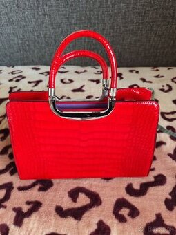 Červená kožená kabelka, používaná, nemám pás cez rameno