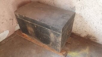 stará drevená truhlica