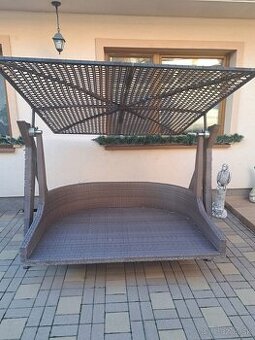 Zahradný ěratanový nábytok a hojdačka