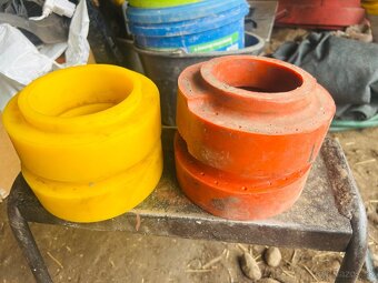 Predám Podlozky na struny a svetla  z Nissan Patrol