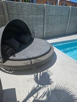 Krásna záhradná ratanová posteľ