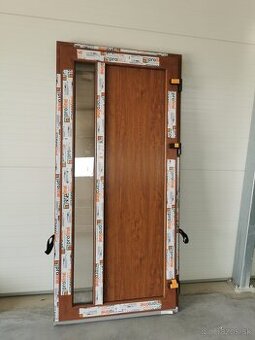 Vchodové plastové dvere uzke dlhé sklo zlaty dub