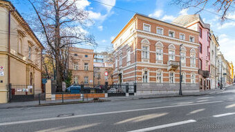 Prenájom samostatného kancelárskeho traktu 151,9 m² v zrekon