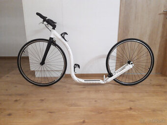 KICKBIKE Race MAX 28/28 white - sportova cestna kolobezka