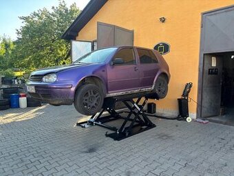 Mobilný noznicovy zdvihak