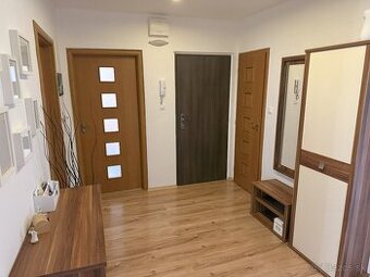 SLNEČNÝ, KOMPLETNE ZARIADENÝ 3-IZBOVÝ BYT S PARKOVANÍM VO ZV