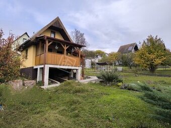 Predáme záhradu s peknou murovanou chatkou a terasou v …