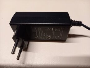 Adaptér k satelitnému prijímaču 12V 2.0A.