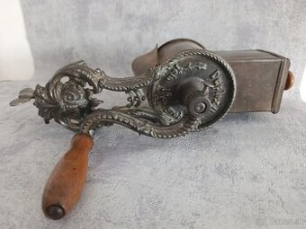 Velmi starý (cca 110-115let) krásný zdobený mlyncek na strou