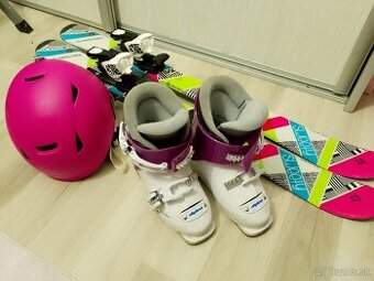 Detské lyže a lyžiarky.