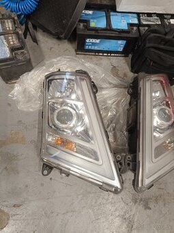 Predné svetlá bixenon Volvo FH4