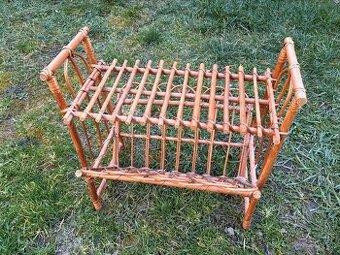 Starožitný stolík na noviny