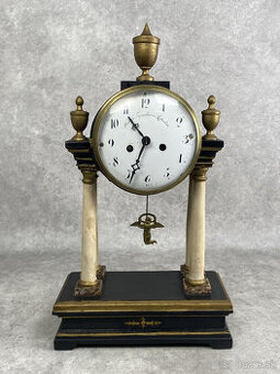 Empírové stlpikové hodiny