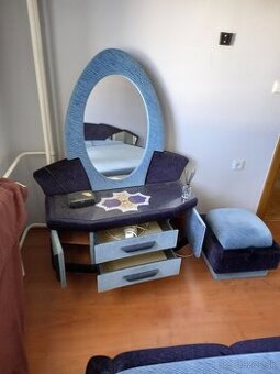 Postel,toaletný stolík,tabureta