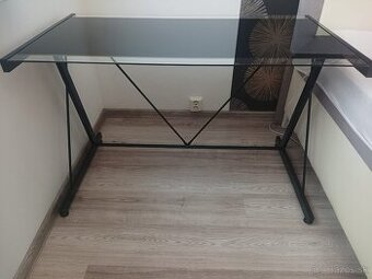 Sklenený písací stôl plus kancelárska stolička