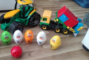 Traktor, smetiarske auto a hra kolky vajíčka