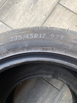 235/45R17