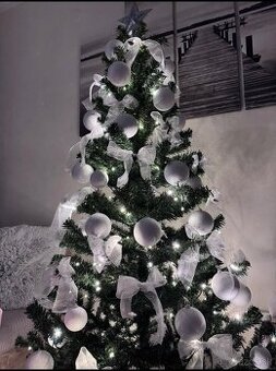Vianočný stromček 180 cm so zabudovanými LED svetielkami (15