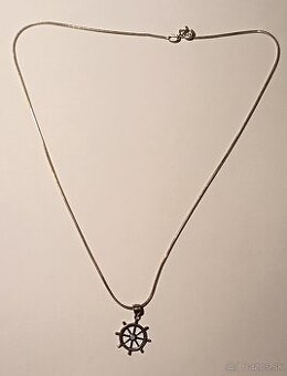 Strieborná retiazka s príveskom lodného kormidla