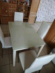 Stôl zo stoličkami - 1