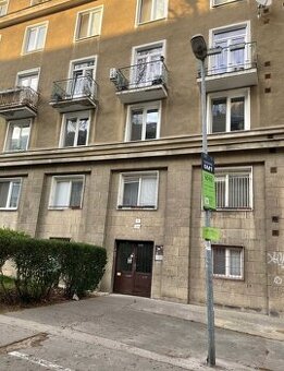 Ponúkame Vám na predaj priestranný 2i byt v lukratívnej loka