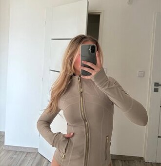 Define jacket Lululemon so zlatým zipsom