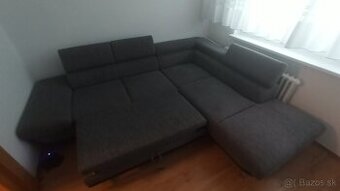 Veľká rozkladacia rohová sedačka.