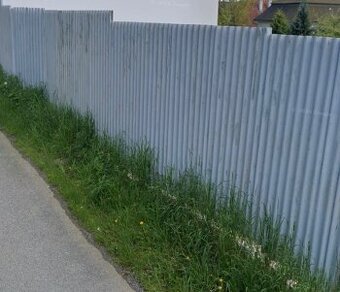 Vlnitý plechový plot s armatúrou