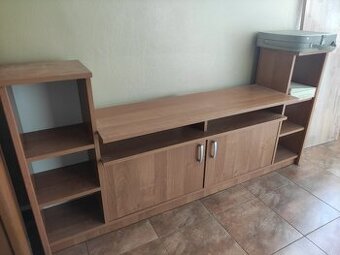 Stolík pod TV s policami