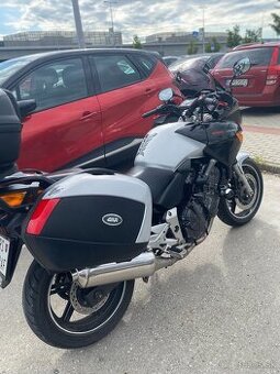 Honda CBF 600 s.600 kubických centimetrov 57 kW. Rok výroby