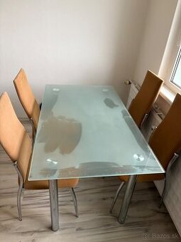 Predam stol a 4 stolicky