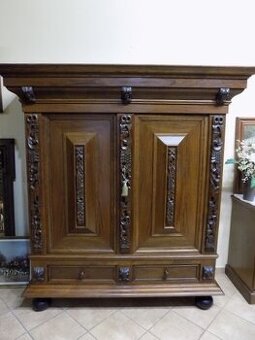 Masívna šatníková skriňa