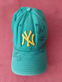 Šiltovka s podpismi