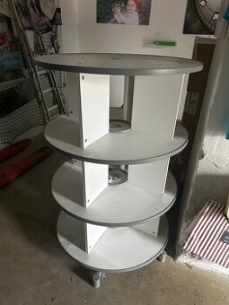 Starý biely otočný regál