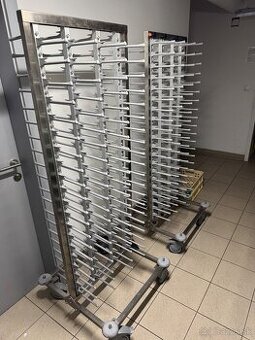 Vozík / stojan na taniere – kapacita 80 ks