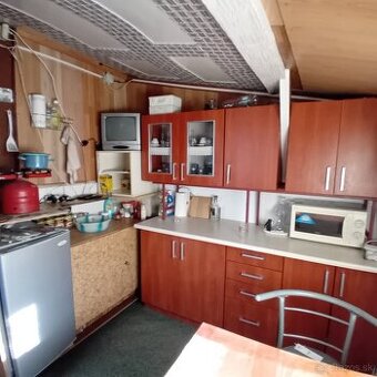 Chata  Levice-viničná oblasť studňa elektrina ovocné stromy