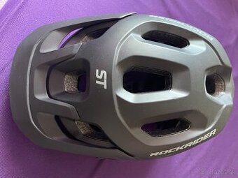 Predám prilbu na bicykel a cyklistické nohavice