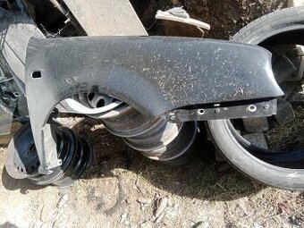 Predám kapotou práve ľavé dvere  praví blatník golf 4