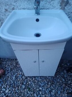 Umývadlo zo skrinkou a batériou