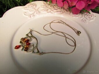 Ponúkam krásny starý dámsky strieborný náhrdelník osádzaný J