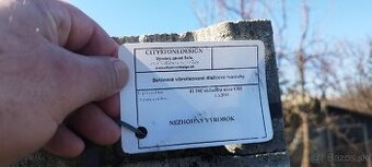 Zámková dlažba.