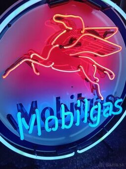 Velký neon Mobilgas, dekorace