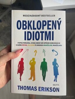 obklopený idotmi