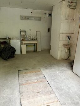 Garáž s umývadlom a elektrinou v bytovke na Chrenovej, Nitra