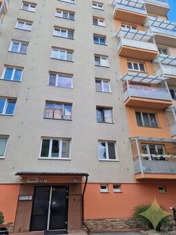 Na predaj 2 izbový byt s balkónom v Lučenci